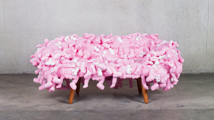Poltrona Kaws, parceira com o artista e ilustrador norte-americano Kaws <a href="https://gutenberg.casacor.abril.com.br/noticias/irmaos-campana-e-kaws-apresentam-novas-criacoes-na-miami-art-week/">apresentada na Milan Design Week em 2018</a>.