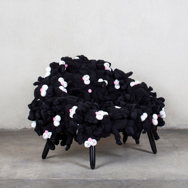 <a href="https://gutenberg.casacor.abril.com.br/noticias/irmaos-campana-e-kaws-apresentam-novas-criacoes-na-miami-art-week/">Colaboração KAWSxCampana</a> na Design Miami 2018.