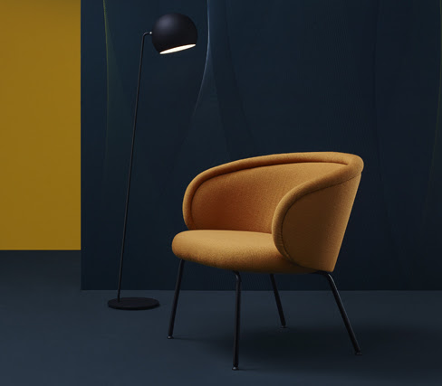 O studio Sebastian Herkner mostrará novos designs para as marcas Ames, Tradition, Pulpo, Schoenbuch, Thonet e Wittmann, além de peças para novos parceiros como Freifrau e Zanotta. Ona é a primeira coleção para a marca de mobiliário alemã Freifrau. O design é inspirado na ideia de ter uma tubulação estofada que acentua a silhueta do assento (imagem). O detalhe delicado dá à cadeira uma presença forte e icônica.