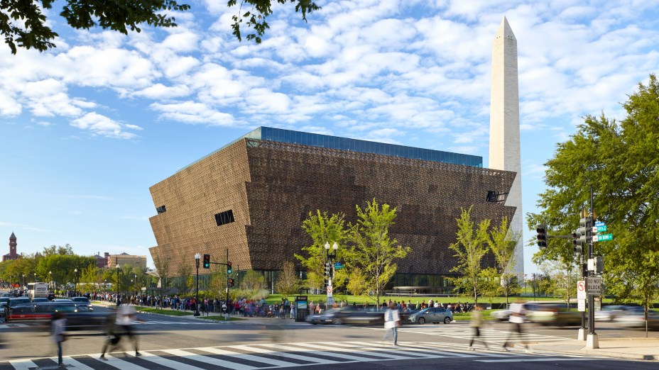 <strong>Museu Nacional de História e Cultura Afro-Americana de Smithsonian</strong>; Washington DC, pelo The Freelon Group (agora parte da Perkins + Will), Adjaye Associates, Davis Brody Bond e SmithGroup. O culminar de uma longa jornada de décadas para comemorar a história da cultura negra, o novo museu estabelece fortes ligações ao seu site no National Mall, em Washington DC , e património afro-americano há muito negligenciado do país. O museu é uma casa atraente para a jornada importante e emocional que aguarda os visitantes.