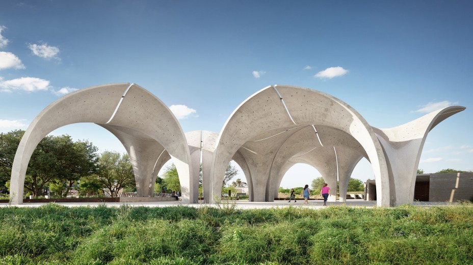 <strong>Parque de Confluência</strong>; San Antonio, Texas, por Lake Flato Architects. Ao longo da margem do Rio San Antonio, o Confluence Park é um laboratório vivo projetado para ampliar a compreensão dos visitantes sobre os ecótipos do sul do Texas e o impacto do desenvolvimento urbano nas bacias hidrográficas locais. Um destino para aprendizado e recreação, o parque é uma parte do maior projeto de restauração ambiental do país e um portal acessível para atividades ao ar livre.