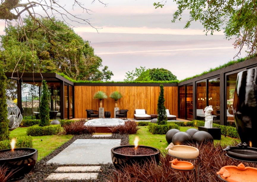 CASACOR Santa Catarina Florianópolis 2018: The Garden Loft por Rose Campos Martorano, Allan Chierighini e Fábio Silva. Praticidade e conforto, sem deixar de lado a beleza da decoração, resumem o The Garden Loft. Viver bem, receber os amigos com aconchego. A proposta é para um morador que aprecia vinhos, obras de arte, golfe, alta velocidade e gastronomia. Viaja pelo mundo com frequência e aprecia diferentes estilos e histórias de vida. O visual é cosmopolita e um tanto minimalista. A Cozinha Gourmet abre-se para o Lounge, trazendo amplitude. O Living é recheado de arte. Poucas divisórias inspiram modernidade.