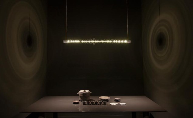 O Mayice Studio apresentou o 'Filamento' uma luminária de teto escultural feita de uma única peça de vidro. O Studio Apparatu mostrou a mesa de 'Dekton' uma exploração do material em parceria com a Cosentino. O Mayice Studio apresentou o 'Filamento' uma luminária de teto escultural feita de uma única peça de vidro. O Studio Apparatu mostrou a mesa de 'Dekton' uma exploração do material em parceria com a Cosentino.