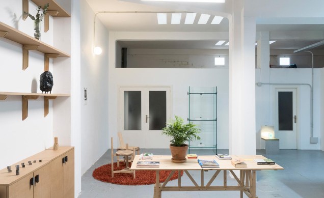 Jorge Penadés lançou a Extraperlo, uma plataforma e exposição criada no seu espaço de trabalho e de vida no bairro de Puerta del Ángel. Jorge Penadés lançou a Extraperlo, uma plataforma e exposição criada no seu espaço de trabalho e de vida no bairro de Puerta del Ángel.