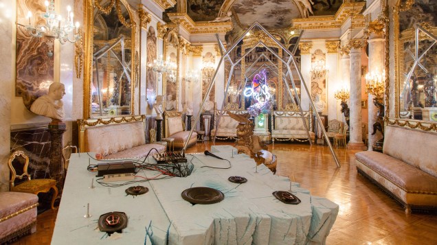 O designer Guillermo Santomà instalou uma série de estruturas esculturais e "transgressoras" no interior luxuoso de uma mansão de estilo barroco. O designer Guillermo Santomà instalou uma série de estruturas esculturais e "transgressoras" no interior luxuoso de uma mansão de estilo barroco.