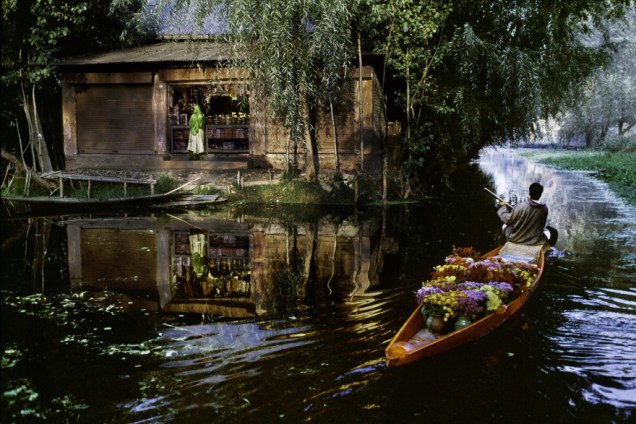 <strong>Babel</strong> - “Flower Vendor On Dall Lake”, 1991. Steve McCurry. <strong>Babel</strong> - “Flower Vendor On Dall Lake”, 1991. Steve McCurry.