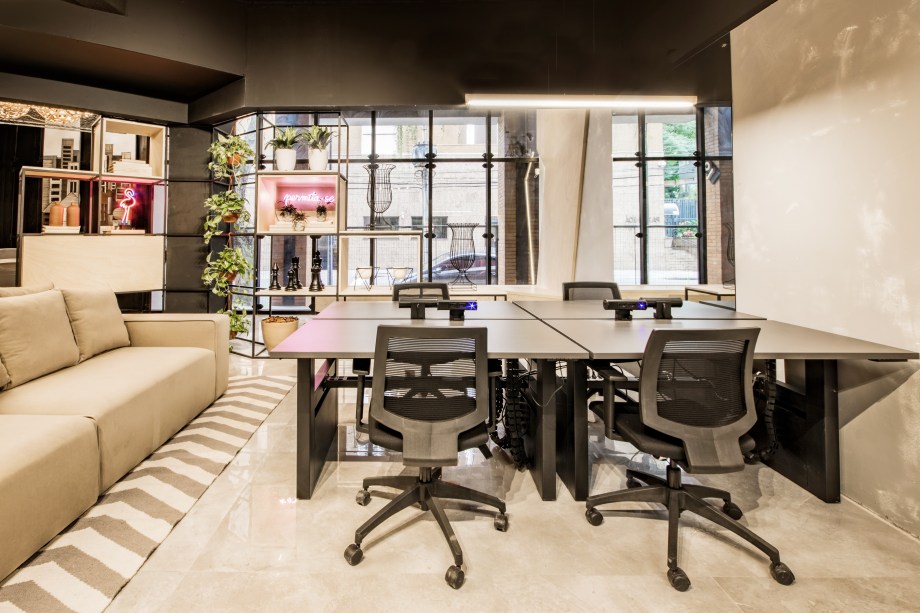 Coworking e Open Office - Karla Bender, Marilia Bender Almeida, Filipe Bender Almeida, Caetano Nigro e Rafaela Bender. Voltado para a arquitetura e o design, o espaço criativo propicia o compartilhamento de ideias. Com 93 m², inova ao optar por uma paleta de tons neutros, em vez de adotar as cores vivas da maioria dos coworkings. A parede em vidro garante a farta luz natural. O sofá modular é elétrico, e as mesas possuem recursos de automatização.