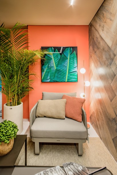 Lounge Rio Quente Resorts e Costa do Sauípe - Daniela Cerbatto e Rafael Cerbatto. É como estar em um resort, apreciando o pôr do sol. Esta sensação de férias e relaxamento é o resultado do projeto da dupla, que transmite energia em uma paleta de cores vibrante.Elementos como água, areia e madeira são explorados nos acabamentos que replicam padrões naturais.