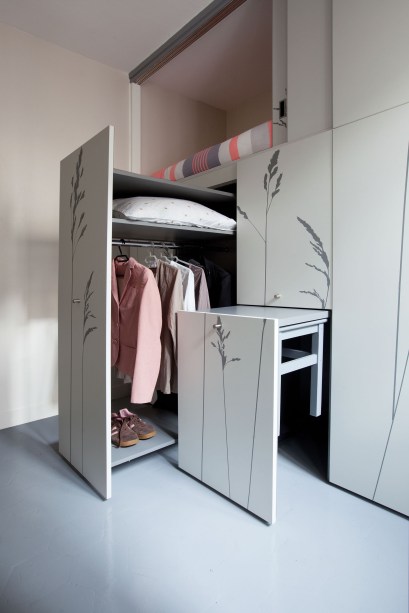 Criado pelo Kitoko Studio, este apê fica em um daqueles andares altos de prédios parisienses, conhecidos pelo tamanho extremamente compacto. Historicamente, foram concebidos para ser habitações de empregados, com um banheiro compartilhado no corredor. Hoje, estes imóveis abrigam estudantes e pessoas que tentam economizar no aluguel - um dos mais caros do mundo.
