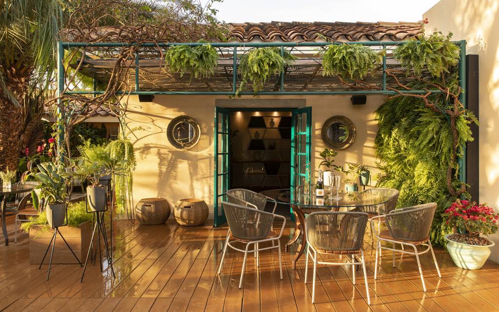 CASACOR Ribeirão Preto 2018. Restaurante Toscana Arauco - Mônica Costa e Ângela Dorascenzi. Mônica criou um jardim tropical com bromélias, bananeiras e folhagens que ornamentam os arredores do espelho d’água, esculpido com seixos de pedra hijau.