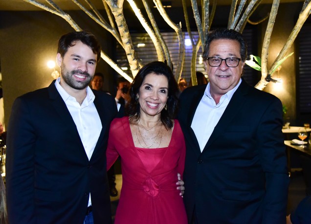 Casal Eliane Martins e Marcos Chain com o filho Pedro Paulo Menezes Casal Eliane Martins e Marcos Chain com o filho Pedro Paulo Menezes