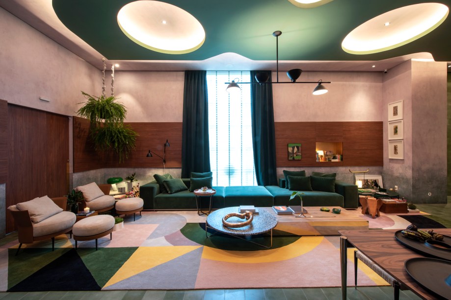 Living do Colecionador - Naomi Abe - CASACOR São Paulo 2019. A paixão por arte, design e arquitetura foram a inspiração para o “Living do Colecionador”, um espaço de entrada em forma de cubo minimalista e monocromático de ladrilhos hidráulicos verdes. No teto, Naomi projetou um caminho iluminado com círculos interligando entrada e o living, inspirada na arquitetura modernista dos anos 1950.