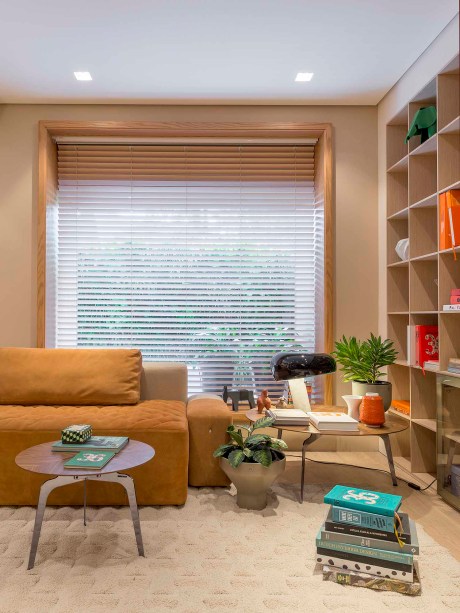CASACOR Santa Catarina | Balneário Camboriú 2019. Sala de Copas - Tufi Mousse. A sala de jogos ocupa 48 m² na Casa do Lago e interpreta o modo de diversão contemporâneo. Integra funções de relaxamento, conversa, jogos e o pequeno bar: a casa é um planeta vivo, afinal. O espaço explora a diversidade de materiais em revestimentos e mobiliários, com texturas e cores que aquecem o visual.