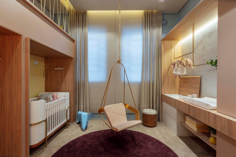 CASACOR Rio Grande do Sul 2019. Ateliê do Bebê - Modi Arquitetura. O quarto para o recém-nascido também facilita a vida dos pais com um layout e uma marcenaria funcionais. Algumas ideias mostram a durabilidade do espaço, como o mezanino para brincadeiras no futuro. Duas referências ao design do início do século 20 surpreendem, como no berço Vegas e na poltrona suspensa Art Deco, em aço galvanizado.