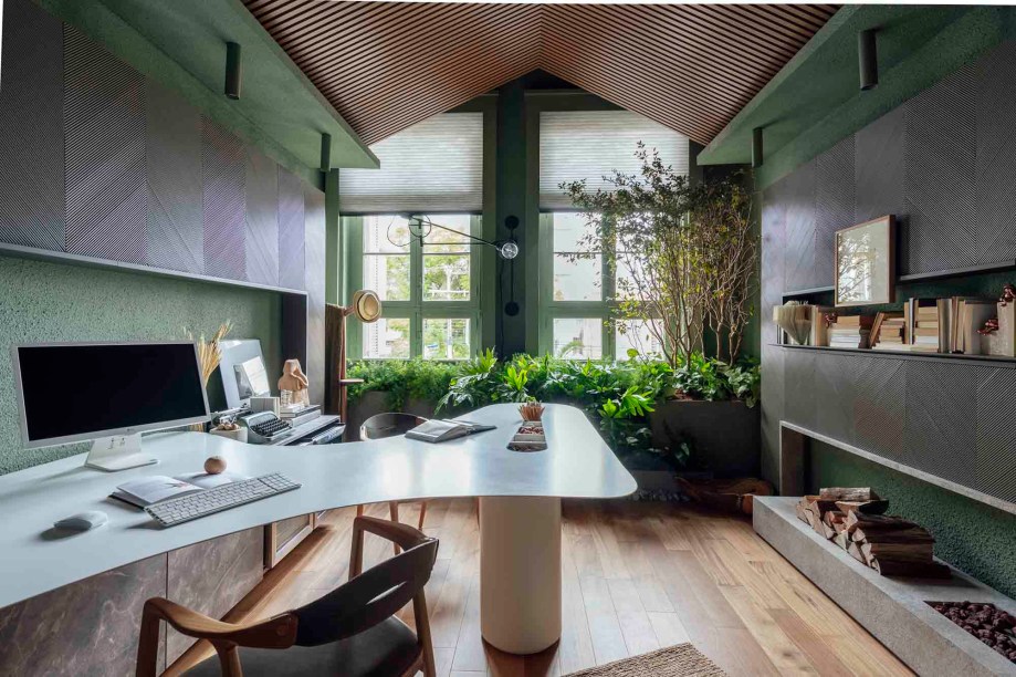 CASACOR Rio Grande do Sul 2019. Home Office do Casal - Quadriarq. Um espaço para trabalhar e, ao mesmo tempo, relaxar e se conectar com a natureza, na proposta que afirma o design biofílico. Nestes 18 m², a impressão é de estar no sótão de casa, com aconchego e peças escolhidas.