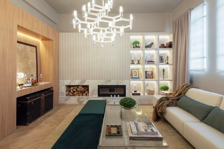 Apartamento de Inverno - Paula Lino. Forros e painéis de madeira natural garantem um ambiente mais aquecido, no apê de 54 m². Algumas paredes foram revestidas em tecido e outras em MDF no tom chamois, semelhante à laca. Os objetos e vários móveis vieram de coleções da família da arquiteta.