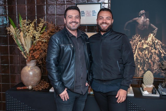 Jairo Lopes e Pedro Tessarollo, no ambiente Sala Cor de Pele Jairo Lopes e Pedro Tessarollo, no ambiente Sala Cor de Pele