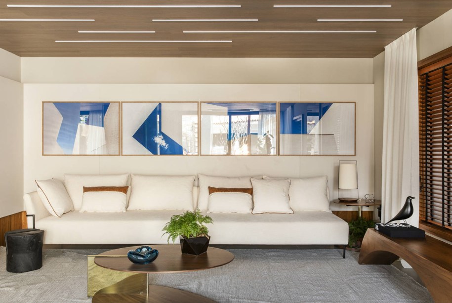 Living Perene - C4 Arquitetos. CASACOR Ribeirão Preto 2019. No mood fresco do living multiuso, a seleção de design brasileiro chama a atenção – obras de arte e grandes nomes do design nacional reverenciam a arquitetura original da casa. Gravuras e quadros do fotógrafo baiano Kiolo ocupam as paredes.