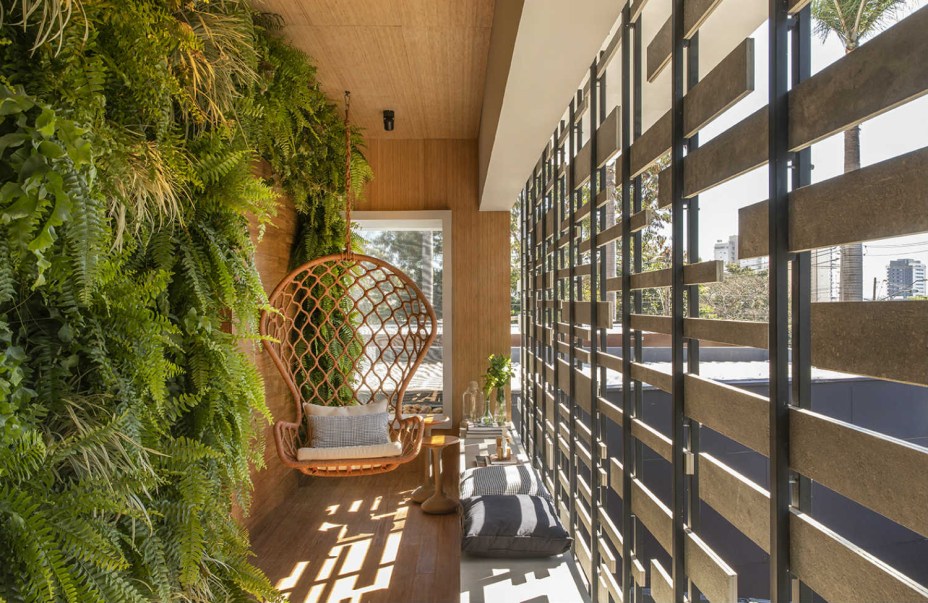 CASACOR Ribeirão Preto 2019. Varanda Movimento - Daniela Alves Trovo. A parede principal do ambiente interno foi revestida com o frescor do jardim vertical, que é iluminado pela luz natural que penetra através do brise.