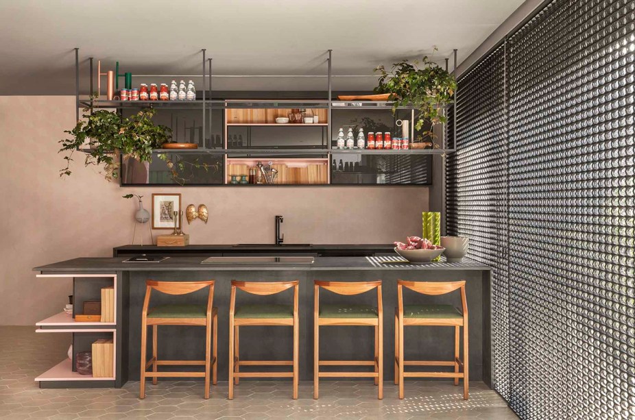 CASACOR Ribeirão Preto 2019. Lounge de Entrada e Varanda Gourmet - Adriana Fontana. Além dos móveis contemporâneos e da marcenaria funcional, objetos garimpados em antiquários adicionam charme.