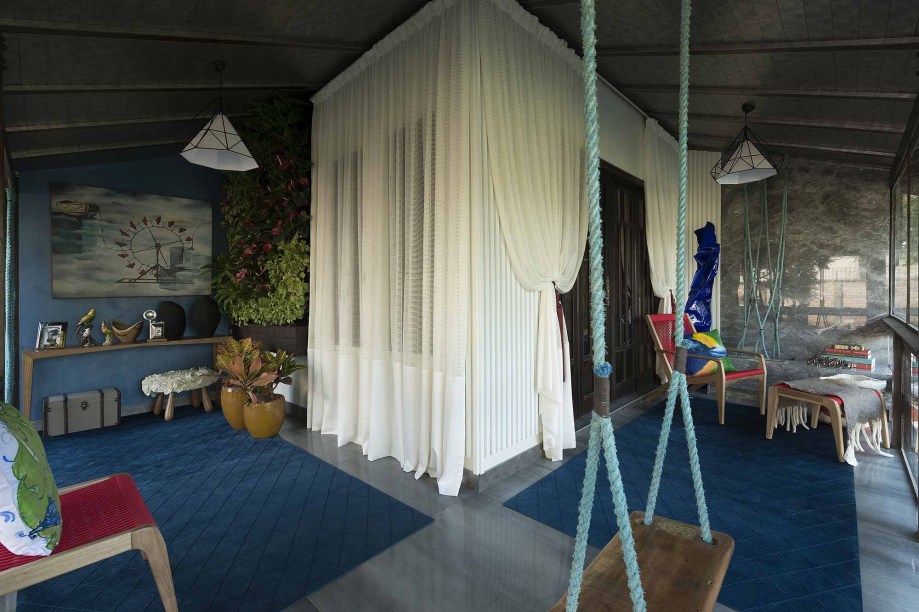 Peças do designer Aristeu Pires, obras de arte e objetos de decoração exclusivos dividem espaço com um balanço que rouba a cena em uma das laterais. Além dele, outras peças foram criadas a partir de matérias-primas abandonadas e resgatadas de barcos, dando nova função às velhas cordas.
