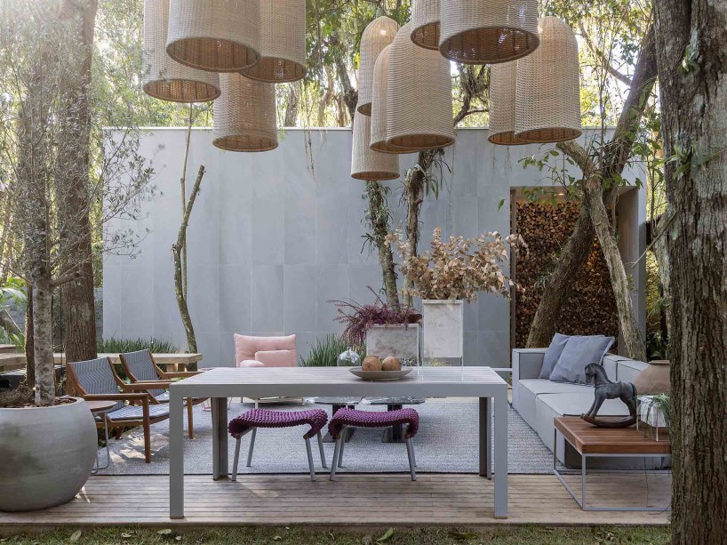 Casa Basalto - Fernando Luiz Dal Bosco. Os <span>200 m² de área externa e 80 m² de área interna contemplam a tendência do bem-estar, que se conecta ao entorno pela mistura de materiais naturais leves, como a palha, aos mais rígidos, como as pedras e o basalto. </span>