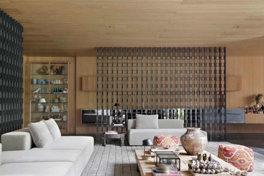 Moacir Schmidt e Salvio Moraes Jr. - Casa OAK. Na CASACOR São Paulo, o projeto chamou a atenção pelo uso atual dos muxarabis. Aqui, ele emoldura a sala e a separa sutilmente da cozinha. Como os dois espaços trazem os mesmos acabamentos, com destaque para as lâminas de Carvalho, a sensação é de continuidade.