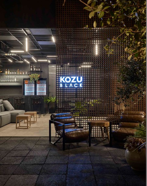 André Lenza - Kozu BLACK. Este bar e restaurante contemporâneo estava na CASACOR Goiás. Para conceber um ambiente sem barreiras, o arquiteto utilizou o muxarabi na fachada. A trama apaga a fronteira entre interior e exterior, além de criar lindos desenhos à luz do dia.