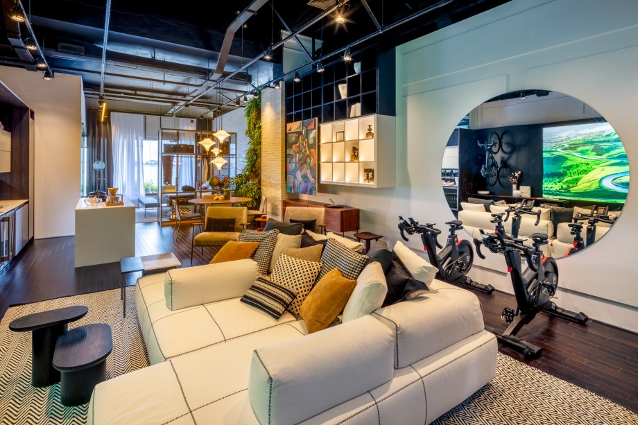 Cristina Côrtes e Claudia Sant’Ana - Loft do Casal Ciclista. Com pé-direito duplo e uma vista deslumbrante para o mar, este loft foi pensado para um casal jovem, amante dos esportes e superconectado com o mundo e as novidades tecnológicas. Os ambientes são integrados e trazem o aconchego necessário para se viver bem.