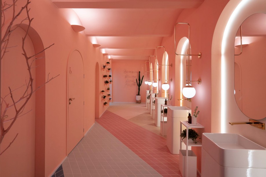 CASACOR Rio Grande do Sul 2019. Lavabo Tri Suave - Marilia Zimmermman. O ponto de partida veio da arquitetura do prédio histórico, com suas varandas de arcos sequenciais, citados nos espelhos do ambiente. Outra inspiração veio das cores favoritas do ano, que protagonizam o espaço. A iluminação cumpre o papel de trazer movimento e profundidade. Repare no piso com pequenas peças de porcelanato em seis tonalidades, da coleção JoyMz, assinada pela arquiteta.