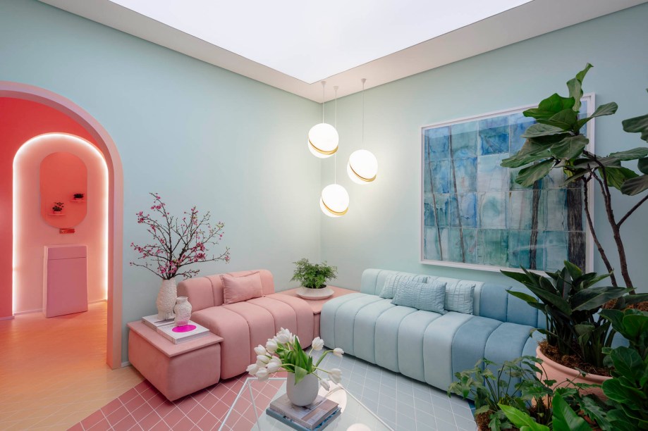 Lavabo Tri Suave - Marilia Zimmermman - CASACOR Rio Grande do Sul 2019. Ao captar as cores mais desejadas do ano, Marília Zimmermann criou um dos ambientes mais carismáticos da mostra. Conforto, carinho e relaxamento são despertados de imediato e são materializados nas candy colors que protagonizam o ambiente.
