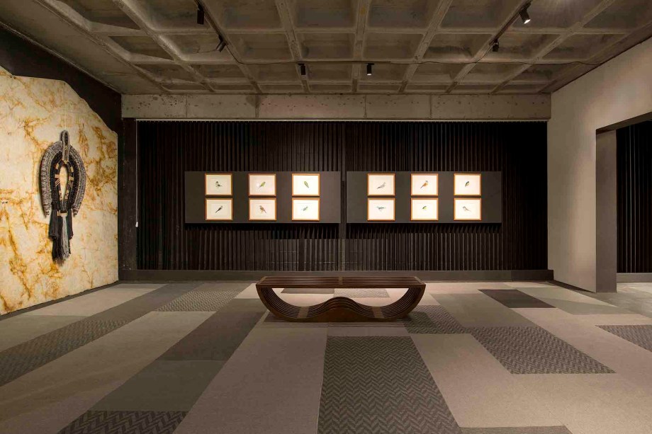 Galeria 3A - Rico Mendonça. A laje em concreto foi exposta e as paredes receberam aletas feitas com lâminas de fibra escura. Neutro, mas sem deixar de ser visualmente interessante, o espaço emoldura obras de arte de Pita Camargo, Marcos Bazzo e Mariana Prestes. Outras paredes que dividem as galerias foram revestidas com o papel de parede da linha Nômade, desenvolvida pelo profissional.