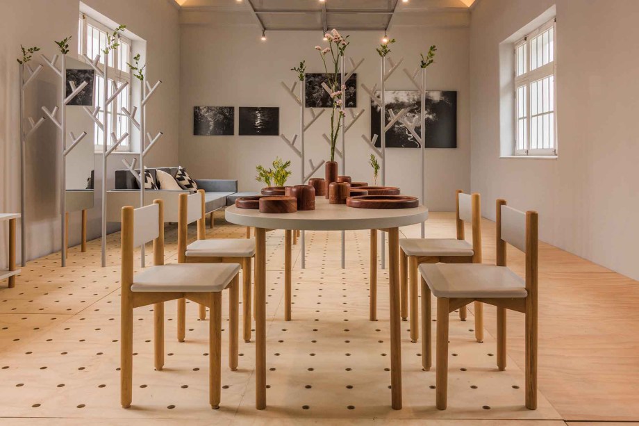 CASACOR Peru 2019. Naturaleza Generosa - Regina Maruyama. Neste ambiente de múltiplas possibilidades, o piso modular com perfurações permite inserir as hastes em formato de galhos, para delimitar espaços. A sala de estar e de jantar reúnem móveis simples, com design igualmente inspirado na natureza. A madeira é a principal matéria-prima, entre outros recursos sustentáveis.