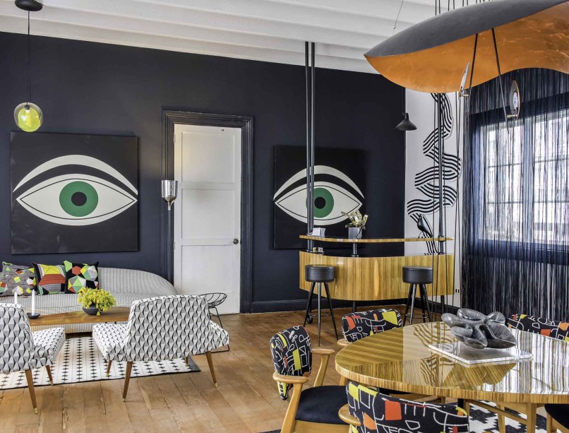 Mid-Century Modern - María Teresa Paredes. Os móveis são parte indispensável da vida cotidiana; no entanto, nem sempre se consegue ver onde nasce a beleza do design. Este espaço vem para exibir peças que rememoram a década de 1950, que é uma inspiração forte para a arte, a moda e a arquitetura que se fazem hoje. A explosão de estampas e grafismos é outra característica marcante do projeto.