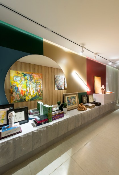 Hall do Colecionador - Tatiana Mendes. De um espaço de passagem para um ambiente de permanência. No Hall do Colecionador, obras de arte são utilizadas para prender a atenção e emocionar, despertando sentimentos e memórias e proporcionando experiências e sensações. Assim, o espaço é dedicado às recordações: de viagens, amigos e famílias. O ambiente traz a mistura de cores, texturas e acabamento natural. Dentre os objetos e memórias, as obras de Claudio Cesar estão entre as favoritas do colecionador.