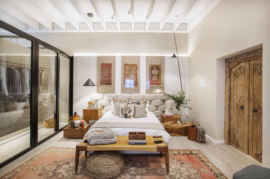 CASACOR Peru 2019. La Quinta Masseria - Jessie D’Angelo. O espaço transmite elegância, história, tranquilidade e hospitalidade. O olhar valoriza a rusticidade e a beleza de materiais originais, como as paredes de tijolos e os azulejos pintados. Almofadas em veludo, jarros antigos, pedrinhas e cactos agregam textura ao espaço.