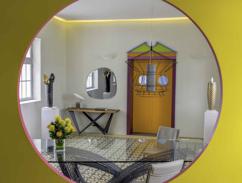 Escena de Diseño - Roque Saldías. Expressão pós-moderna, guarda referências ao arquiteto e designer italiano Ettore Sottsass. A celebração do “Made in Italy” impulsiona este percurso pela criatividade, qualidade e tecnologias desenvolvidas nos últimos 50 anos. “Estou especialmente interessado em que o design não seja prisioneiro do racionalismo, mas antes seja libertador, sensual e emocionante, menos atento à função do que à forma”, conceitua Roque.