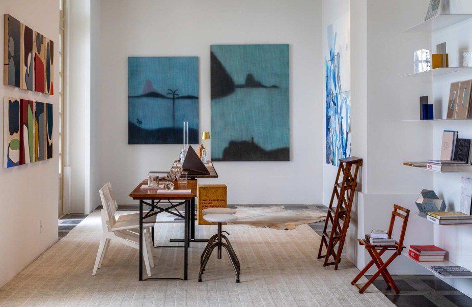 Decorada por Marcia e Manu Müller, a Sala da Colecionadora selecionou trabalhos que dialogassem com a arquitetura histórica do edifício. Assim, valoriza seus adornos de art déco e emoldura a vista dá para a a Baía de Guanabara.