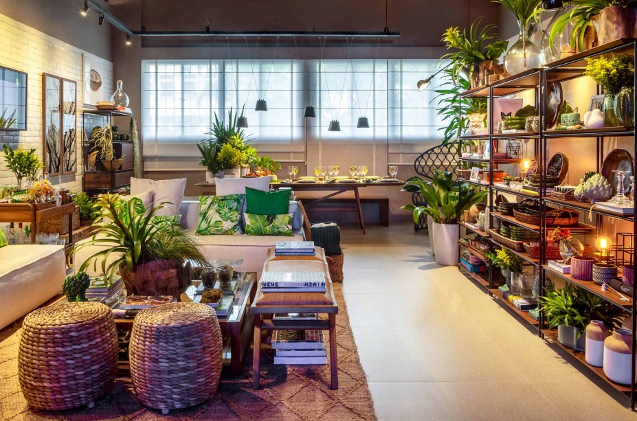 O Home Bazaar, decorado pelas arquitetas Tiana Meggiolaro e Bia Mayrinck, ganha ambientação diferente a cada semana, sempre com novos itens da Santa Cruz Home Bazaar. São louças, guardanapos, almofadas, quadros e uma infinidade de objetos decorativos. Os itens têm preços que variam de R$ 29 a R$ 4.200.