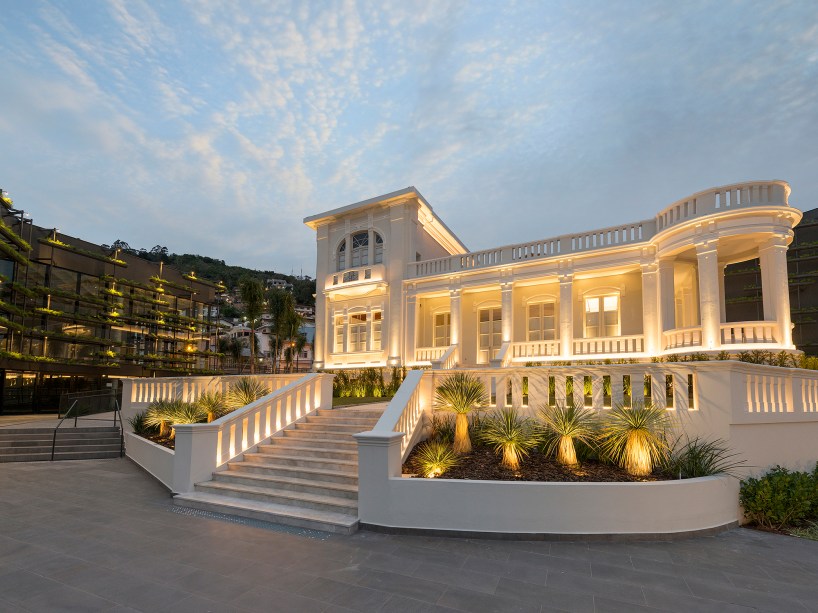 CASACOR Santa Catarina | Florianópolis 2019. De um lado, o novo empreendimento multifuncional Cidade Milano; do outro, o palacete restaurado onde viveu o ex-governador Hercílio Luz (1860-1924), imóvel tombado como patrimônio histórico. Os 40 projetos foram distribuídos nesses dois lugares e se completam, em uma ponte que conecta o futuro e as memórias da capital. A Casa de Hercílio Luz foi construída em 1848 e pertenceu ao político catarinense, que morou no local até a sua morte, em 1924. Na época, toda a região no entorno da praça – conhecida como Banco Redondo – ficava fora do perímetro urbano, e a casa ficava em uma chácara. O imóvel foi tombado em 2002, mas há apenas três anos o projeto de restauração foi iniciado pela Milano Incorporadora, responsável também pelo empreendimento erguido ao lado.