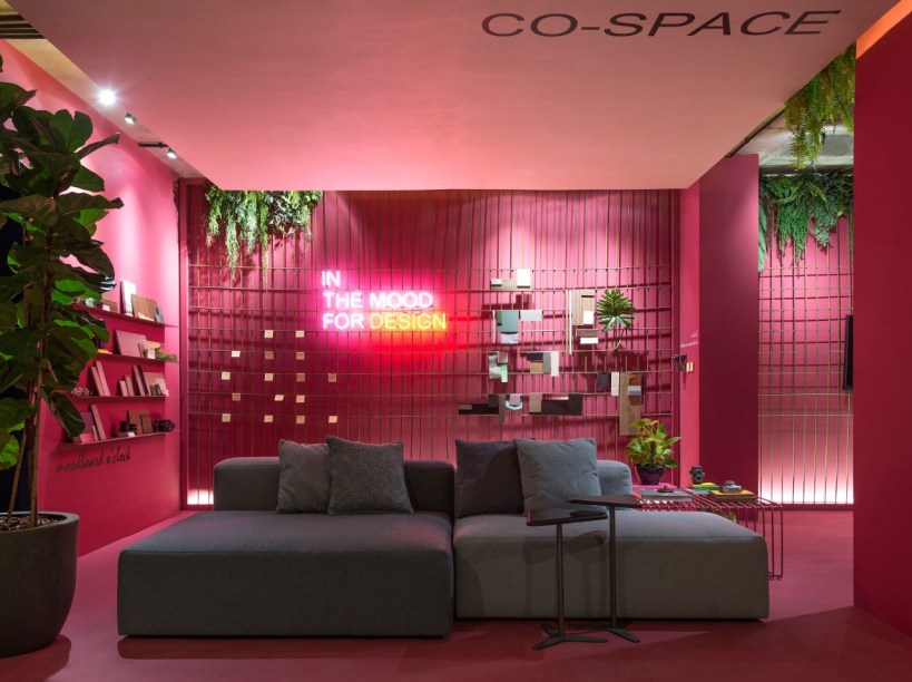 Por outro lado, Barbara Ramos e Maria Eduarda Brandão pensaram o Co-Space para Arquitetos e Designers com uma proposta mais calorosa, representado pelo rosa pink. O ambiente de trabalho inspira liderança através do tom, em disposição que atende também a reuniões informais e momentos de descompressão. A unidade visual pink é quebrada pelo verde das ficus, samambaias e jibóias, que dão vida ao lugar.