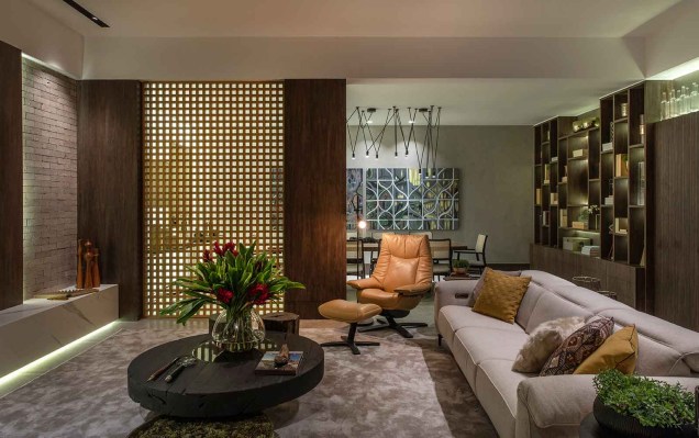 O Living Natuzzi de Cintia Chieppe e Marcia Paoliello no ES prioriza materiais de aspecto natural, como o laminado de MDF imbuia, o tijolinho cerâmico, os muxarabis e elementos em tons terrosos. O Living Natuzzi de Cintia Chieppe e Marcia Paoliello no ES prioriza materiais de aspecto natural, como o laminado de MDF imbuia, o tijolinho cerâmico, os muxarabis e elementos em tons terrosos.