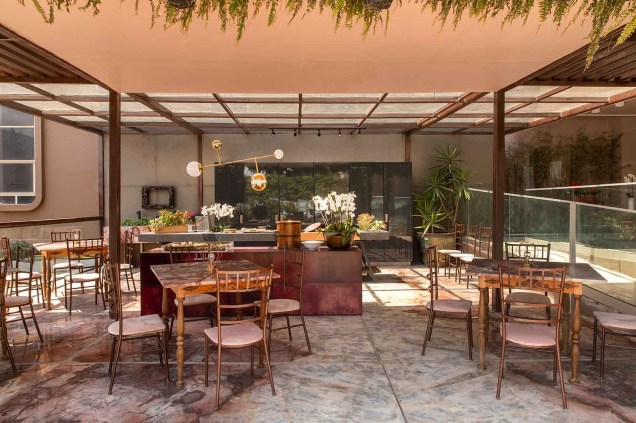 No Drink Bar de Márcia Abreu para a CASACOR Espírito Santo, a cor blush e vários tons de rosa dominam do piso ao mobiliário. No balcão, a Orquídea Phalaenopsis rouba a cena. No Drink Bar de Márcia Abreu para a CASACOR Espírito Santo, a cor blush e vários tons de rosa dominam do piso ao mobiliário. No balcão, a Orquídea Phalaenopsis rouba a cena.