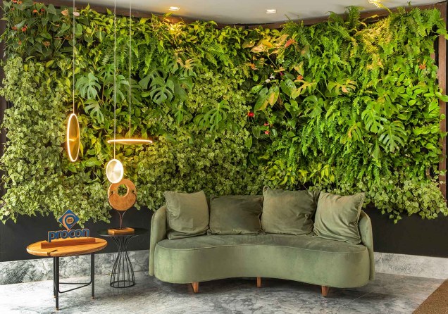 Também no Espírito Santo, o Lounge Receptivo Procon de Carlos Eduardo Calmon, Juliana Mattos Guarize e Tassia Hoffmann garante frescor com um exuberante jardim vertical, pontuado por um vermelho bonito dos antúrios. Também no Espírito Santo, o Lounge Receptivo Procon de Carlos Eduardo Calmon, Juliana Mattos Guarize e Tassia Hoffmann garante frescor com um exuberante jardim vertical, pontuado por um vermelho bonito dos antúrios.