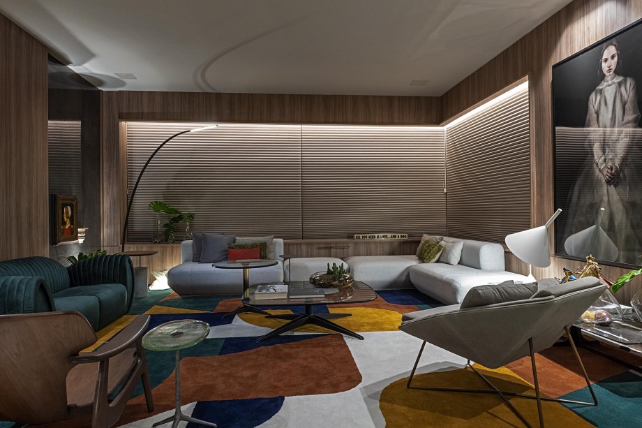 Living Tríadee – Rogério Menezes. O arquiteto Rogério Menezes marca sua 20ª participação na CASACOR Bahia com um ambiente contemporâneo e atemporal. O Living Tríadee tem uma base de tons de cinza e de preto com destaque absoluto para o tapete autoral, que passeia pelas cores verde, amarelo e azul, inspirado nos jardins de Burle Marx. Prezando pelo conforto e integração, o living é composto de peças decorativas que valorizam o design brasileiro.