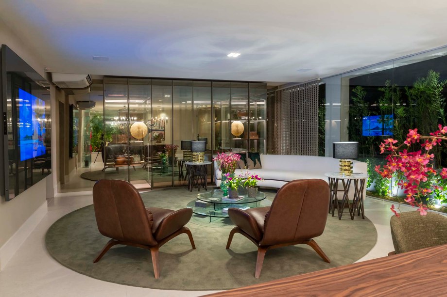 Loft Luxe - Ana Paula e Ana Claudia Nonato. Multifuncional, luxuoso, livre e mutante, o espaço criado pelas irmãs Ana Paula e Ana Cláudia Nonato traduz o conceito mais desejado na planta da casa contemporânea: integração. Inspirado na delicadeza e na força da mulher brasileira, as designers omitem os limites entre exterior e interior, integrando o verde da natureza através dos painéis de vidro que multiplicam as perspectivas do ambiente suntuoso.
