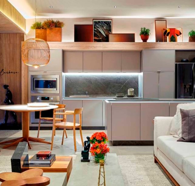 CASACOR Brasília 2019. Cybele Barbosa + Arquitetos Associados - Casa Dell Anno. A dinâmica do receber inspira os amplos 110 m², facilitada pela integração entre os ambientes. Um painel de seixos ganha destaque, pedras normalmente utilizadas no piso, mas que surpreendem quando assentadas na parede. Laca, madeira e porcelanato são os materiais predominantes, presentes também nos elementos reciclados do ano anterior, e que devido ao acabamento e seus módulos de montagem de fácil extração poderão ser reutilizados após a mostra.