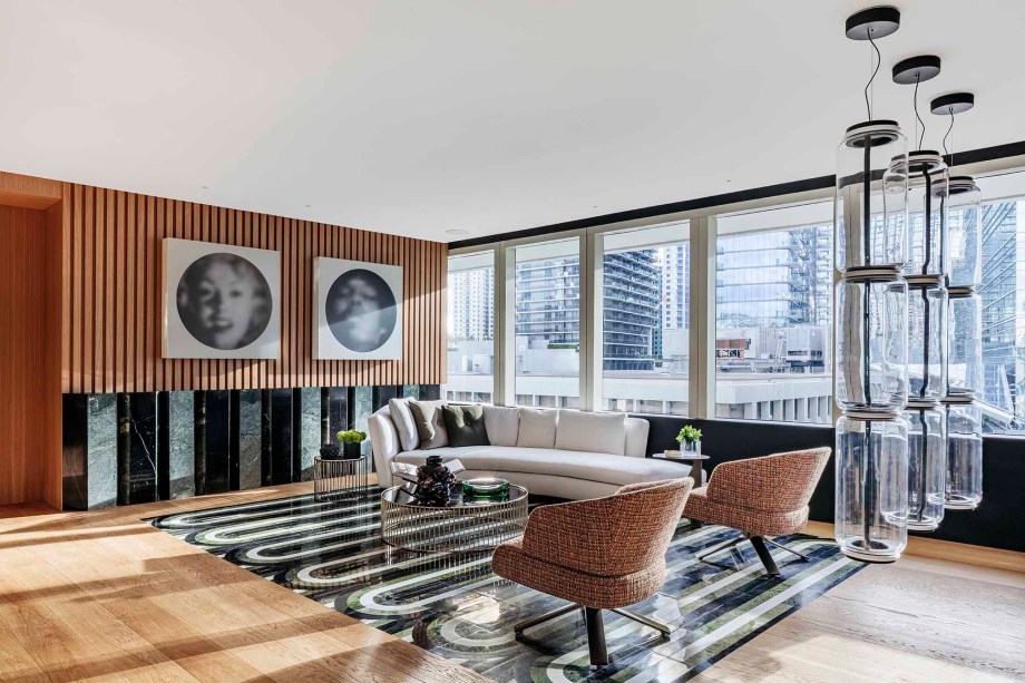 CASACOR Miami 2019. The Amalgam - Tamara Feldman Design. Com uma mistura de marcenaria em carvalho branco e linhas verticais verde esmeralda e mármore Nero Marquina nas paredes laterais, a elegante sala de estar projetada por Tamara Feldman atinge um alto nível de sofisticação. A sala também apresenta duas peças do artista Robert Thielea.