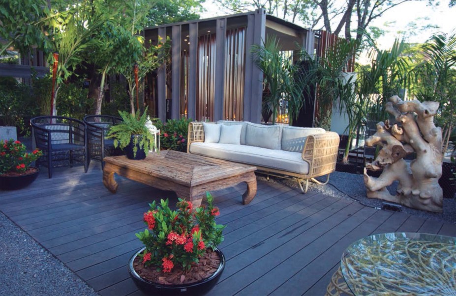 Jardín de la Fachada - Marcela Miranda. A natureza pura serve como ponto de partida para criar este jardim que emoldura a fachada. Destacam-se os jardins verticais que proporcionam um espaço para desfrutar do ar livre e contemplar os arredores.