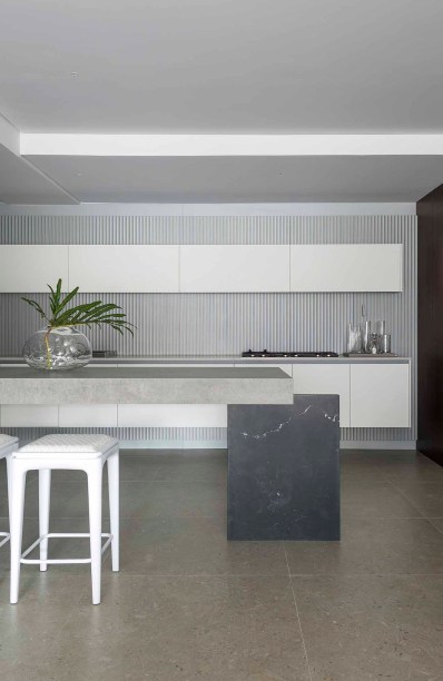 CASACOR Santa Catarina | Florianópolis 2019. Living Branco - Salvio Moraes Jr e Moacir Schmitt Jr. Um grande living, uma grande área social pensada para quem curte o conforto de casa, seja de maneira mais intimista ou mais ampla, recebendo amigos para um happy hour. O mood do espaço é claro, um respiro para o olhar. A cor principal do ambiente é o branco, que predomina e afirma o conceito do espaço que abriga cozinha, sala de jantar, sala de estar, bar e lavabo em 100 m².